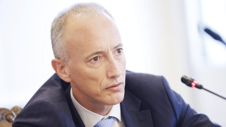Министър Вълчев иска дебат за забраната на социални мрежи от деца под 15 г.