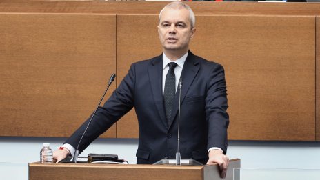 Костадинов: Образът и политиката на Радев се разминават