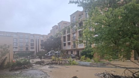 Евакуацията на хора във вилното селце Елените продължава