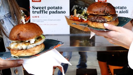 Млад грък е в критично състояние, след като се опитал да глътне цял бургер