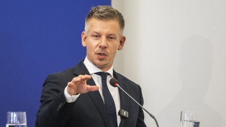 Унгария се готви да разреши еднополовите двойки да осиновяват деца