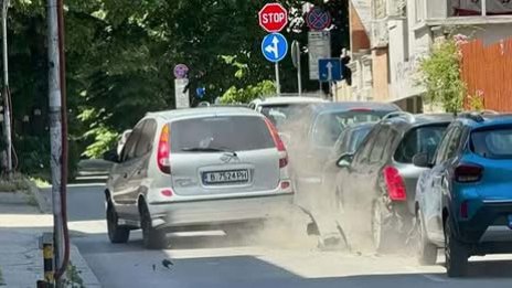 Като сцена на филм от ужасите във Варна: Пиян блъсна паркирани коли и извади пистолет