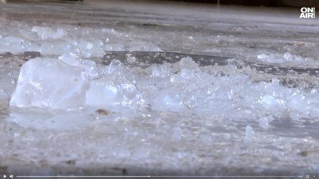 Опасен лед в София: Ходиш приклекнал, не знаеш къде да стъпиш