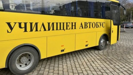 Училищен автобус катастрофира в село край Видин