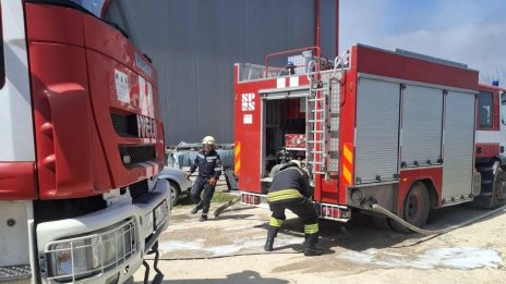 Товарен камион за зърно изгоря напълно край с. Енево