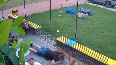 Майка крие детето си, осколки хвърчат... Как поразява авиационна бомба? (ВИДЕО)