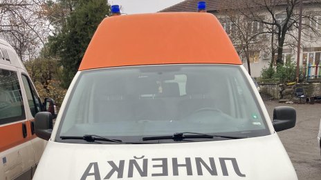 Шофьорка се заби в ограда, вадят я пожарникари