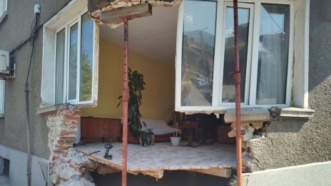 17-годишен загина, след като се вряза с висока скорост в къща в Дупница 