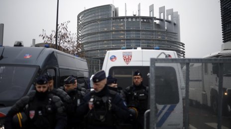 Мъж се опита да взриви самоделна бомба пред клон америшканска банка  в Париж 