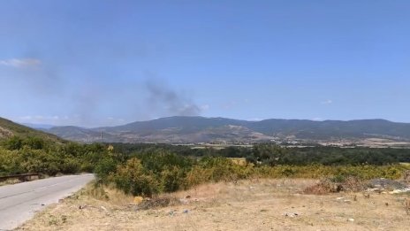 Пожар затвори Подбалканския път край Сливен