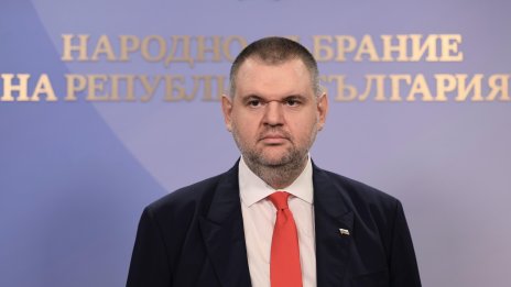 Пеевски призова Радев &ldquo;незабавно да свали&rdquo; Доцова