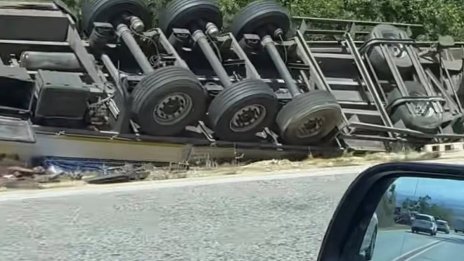 Тир се обърна и блокира отсечката където загина Сияна