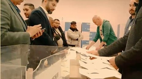 Кирил Петков наблюдава броенето на бюлетини в с. Буковлък