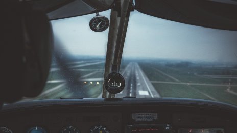 Стъклото на самолета „Юнайтед Еърлайнс“ може би е спукано от метеорологичен балон 