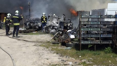 Огнен ад в Пловдив: Пожар погълна автоморга ВИДЕО