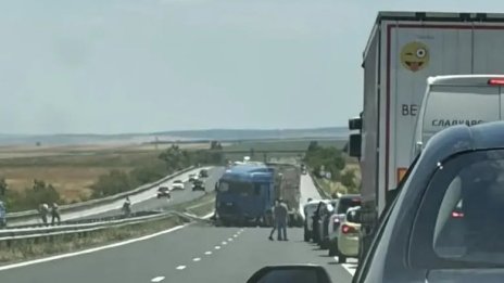 Две деца и възрастен загинаха на АМ "Тракия", ТИР се вряза в тях