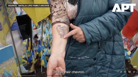 Ранените украински войници си правят татуировки като форма на терапия ВИДЕО