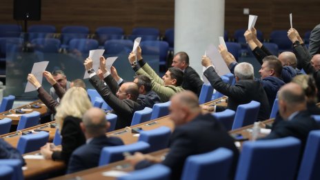 Как изглеждаме отвън: Не толкова бедни, но политически проблемни