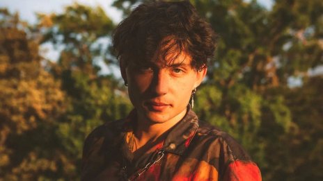 Най-секси безработният мъж в Германия се хвали с охолния си живот на социални помощи ВИДЕО