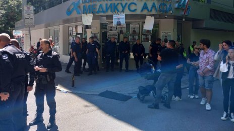 На протеста в Пловдив: В знак на съпричастност полицаите свалиха шапки
