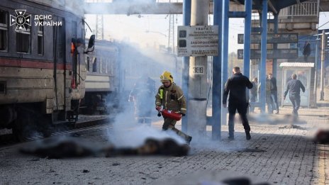 В кадър: Русия удари влак на гара Днипро с реактивен дрон, има загинали 