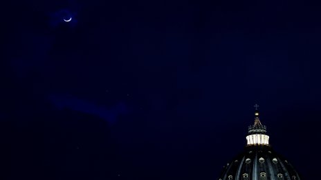 Ватиканът: Състоянието на папата леко се е подобрило