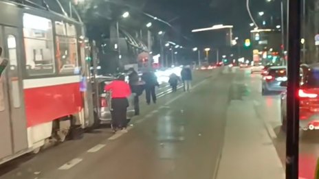 Трамвай и кола се удариха на бул. "Възкресение" в София