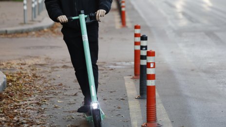 Деца от Кюстендил си спретват гонки с е-тротинетки