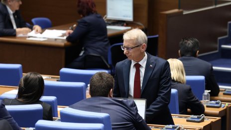 Николай Денков: Държавният глава тича по пистата на популизма