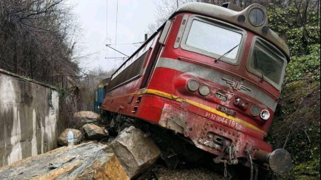 Скална маса дерайлира влак, има пострадали