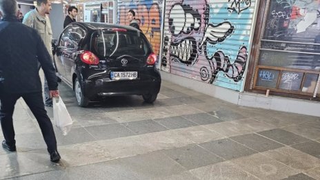 Блажев за паркиралата в подлеза кола: Подскачаше на всяко стъпало