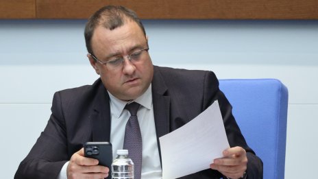 Министър Иванов: Служители масово напускат АПИ заради натиска върху тях