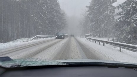 Сняг на Петрохан в последния ден от април 