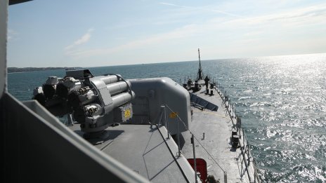 Фрегатата "Верни" се е отправила към зоната, където бяха ударени двата кораба