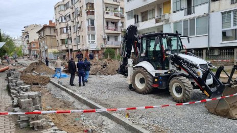 56-годишен е работникът, затрупан в Бургас, свлякла се е земна маса