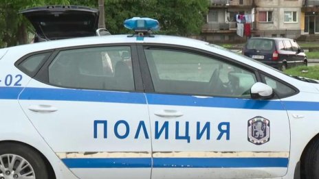 Мъж не спря на полицията и се блъсна в паркирана кола