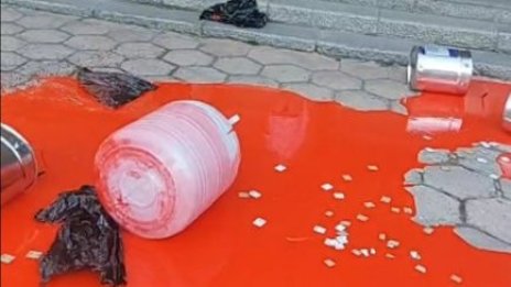 Разплискаха червена боя пред руското посолство