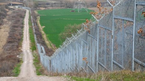 Бунт и бягства в гръцки център за мигранти край границата с България