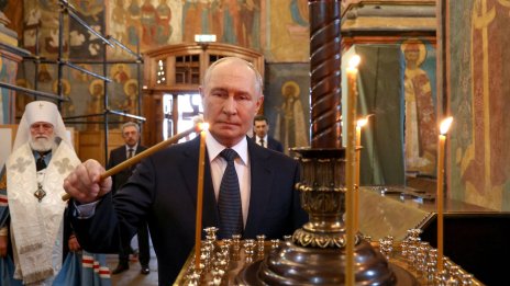 В кадър: Путин посети църква в Москва, запали свещ
