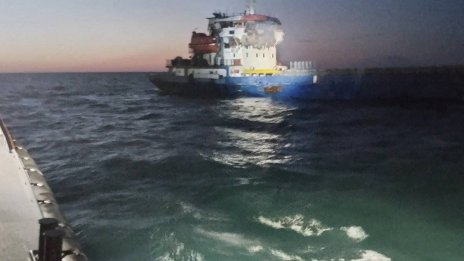 Търговски кораб се запали в Черно море при руска атака с дронове