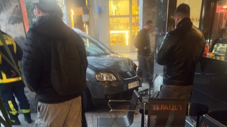 Шофьор на на кола с BG регистрация се заби в кафене в центъра на Атина 