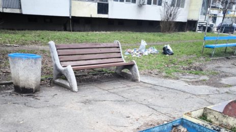 Чистачки откриха бебе в чувал на детска площадка в София