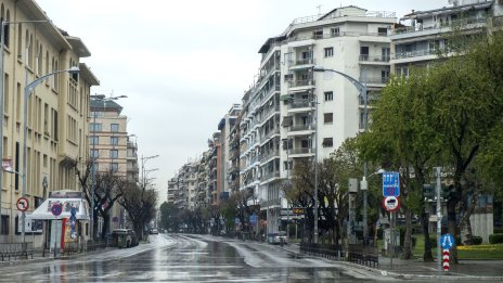Бездомник се оказа в камион за отпадъци в Солун, спял в кофа за боклук