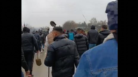 Конфликт онлайн въоръжи цяла ромска махала с лопати и бухалки ВИДЕО