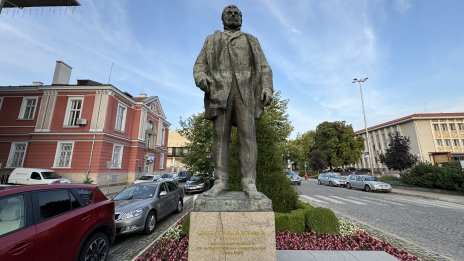 Опъват 110-метров български трибагреник в Панагюрище