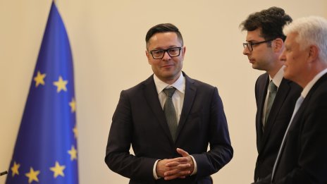 Министър Пулев спира обществените поръчки, ще прави ревизия
