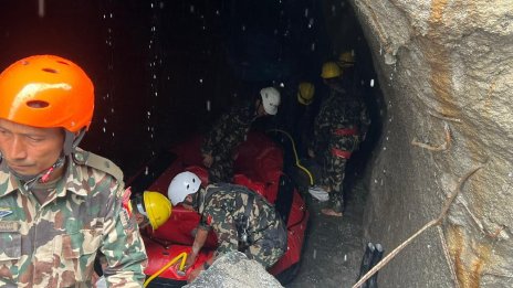 Двама блокирани работници са спасени живи от тунел в Непал