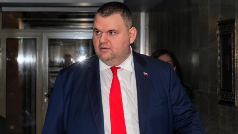 Пеевски сезира КЗК за потенциален картел на "Лукойл" с горива