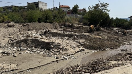 След наводнението в Струмяни: Търсят доброволци, вода и оборудване