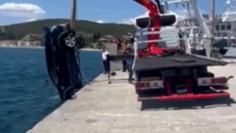 Автомобил с българска регистрация падна в морето край Кавала